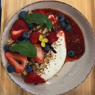 Yogurt w berry parfait